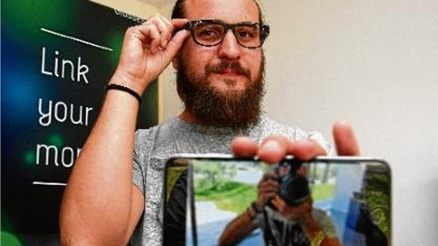 Santiago Ambit, de Weon Glasses, mostra com es pot controlar la càmera del mòbil des de les ulleres.