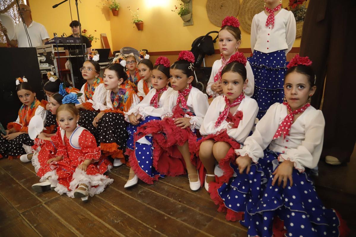 Grupos de amigos, familias y flamenca convierten las calles del recinto en una jornada animada a espera de una noche multitudinaria Grupos de amigos, familias y flamenca convierten las calles del recinto en una jornada animada a espera de una noche multitudinaria