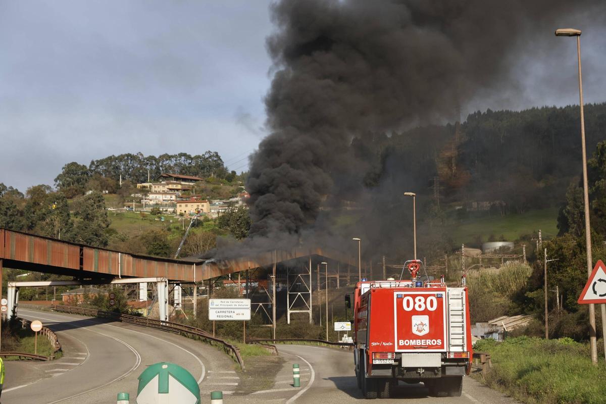 El despliegue policial en Gijón por un incendio en una de las cintas de carbón de Veriña, en imágenes
