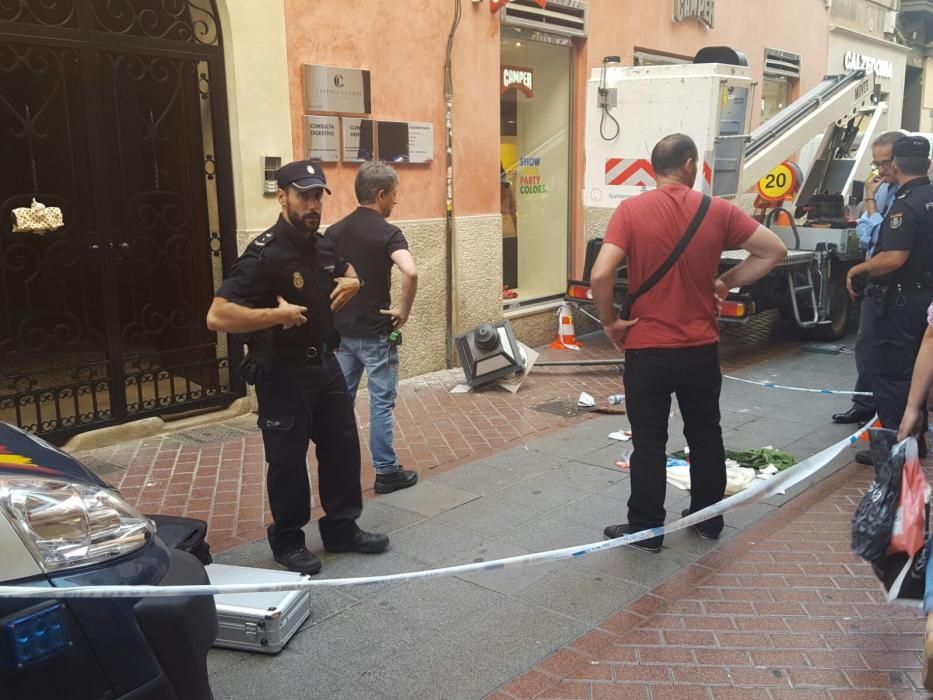 Un niño herido al caerle una farola en la calle Sant Miquel