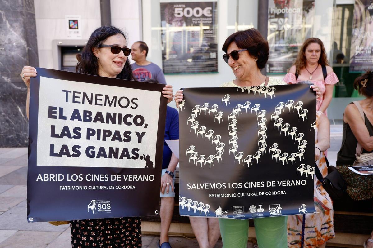 Córdoba. SOS Cines de Verano, entrega de firmas en la puerta del Ayuntamiento