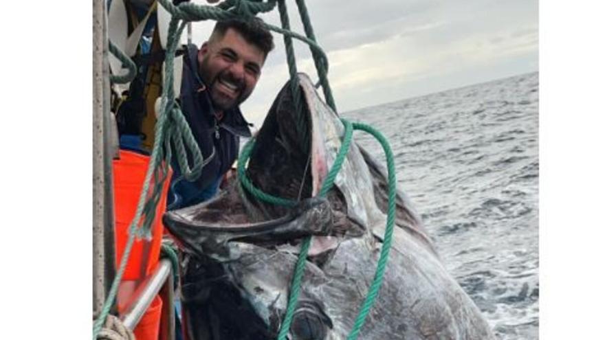 «El atún de 215 kilos se llevó 500 metros de hilo en la primera picada»