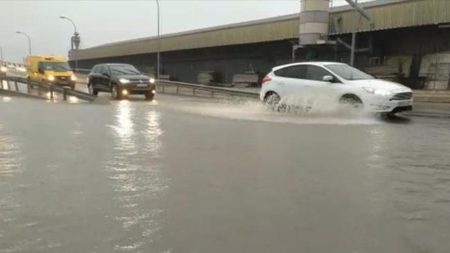 La gota fría atrapa coches en el Bulevar Sur e inunda la Pista de Silla -  Levante-EMV