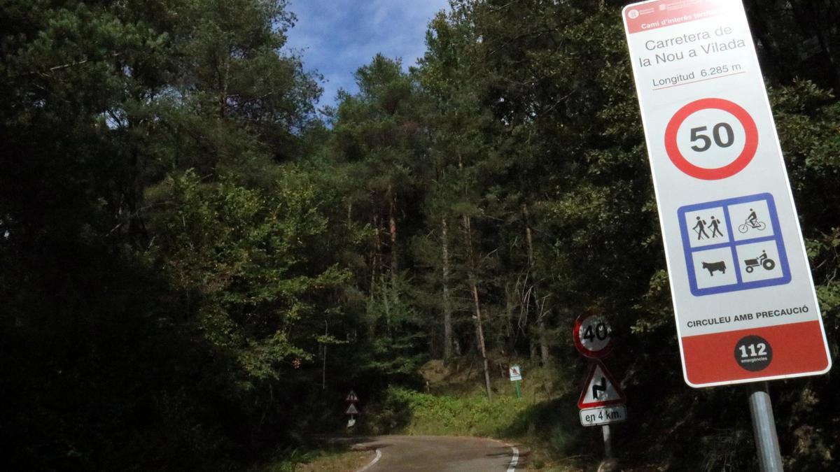 Alguns turistes decideixen passar per la carretera de La Nou a Vilada, de poc més de tres quilomètres i mig d'amplada