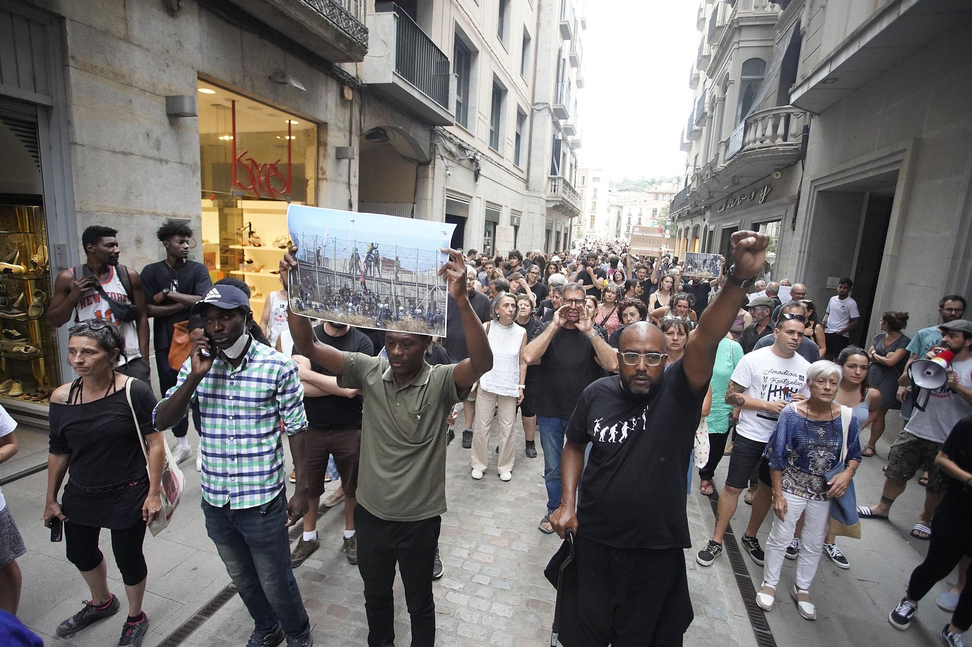 Manifestació a Girona contra la mort de migrants a la tanca de Melilla