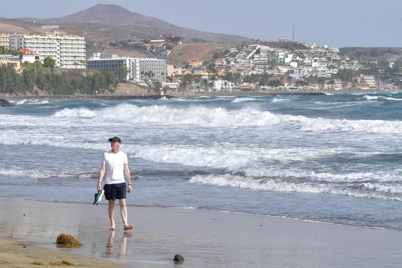 El viento y la calima siguen el jueves en Canarias y cierran Playa del Inglés por mala mar