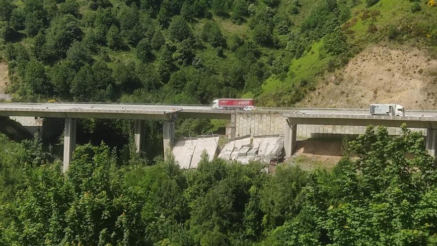 Desprendimiento del viaducto de la A-6 en el límite de las provincias de Lugo y León.