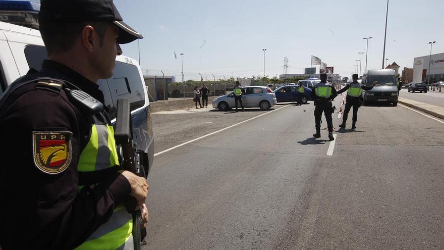 Dos detenidos con 80 kilos de cobre tras huir de un control en la carretera del Aeropuerto