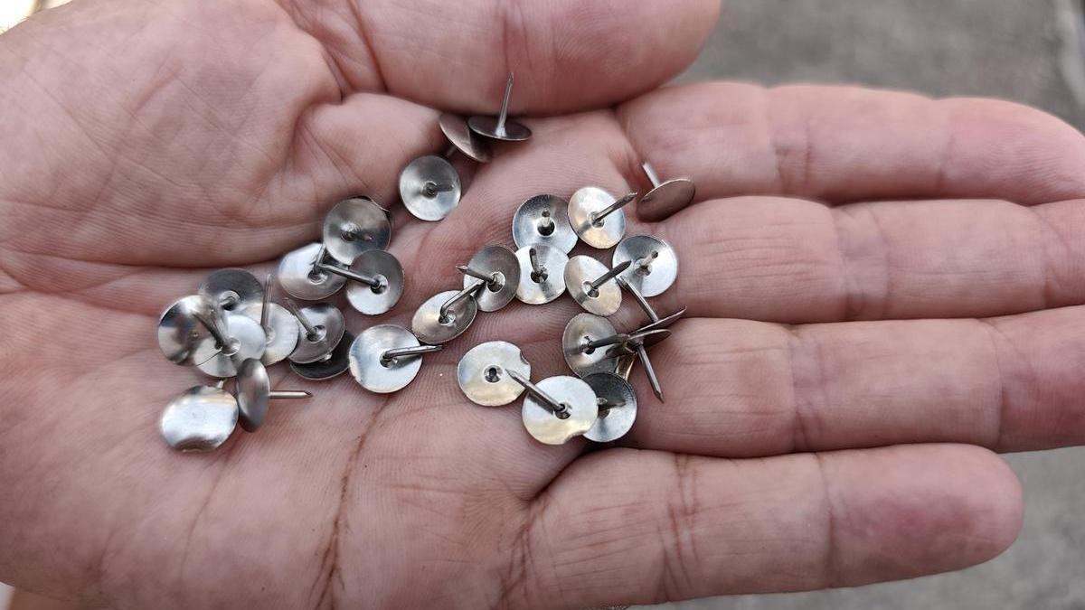 Chinchetas aparecidas antes del circuito.