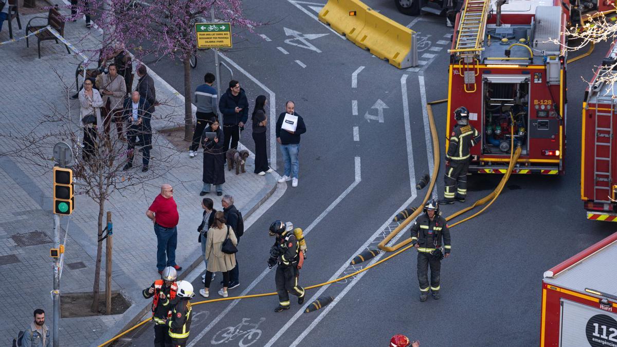 Bomberos de Barcelona acuden a un incendio en la calle Urgell