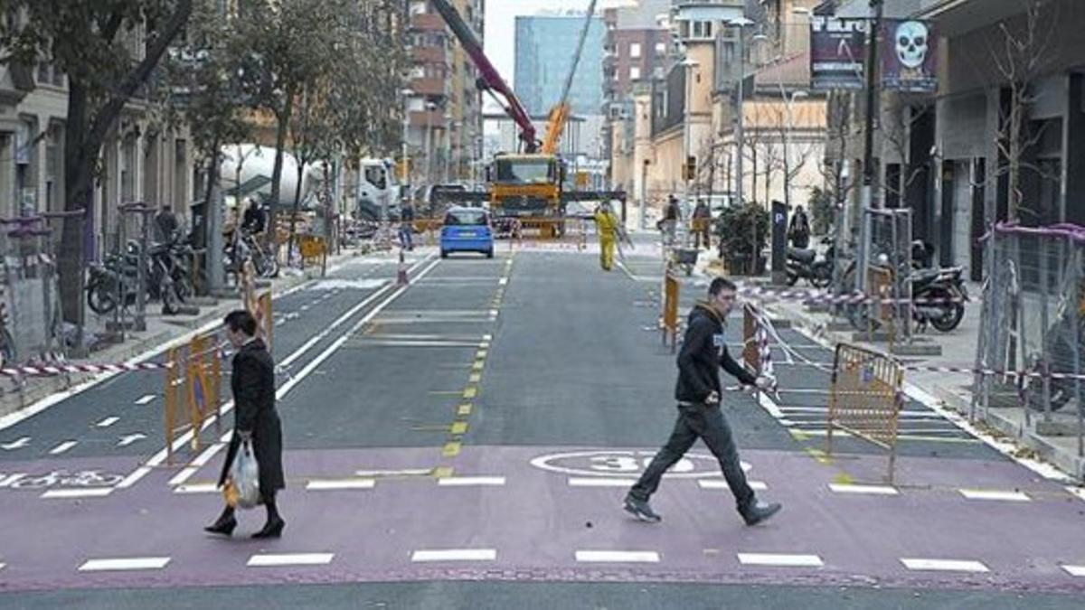 Últimos trabajos, ayer, antes de la reapertura al tráfico de la calle de Provença entre Rocafort y Entença.