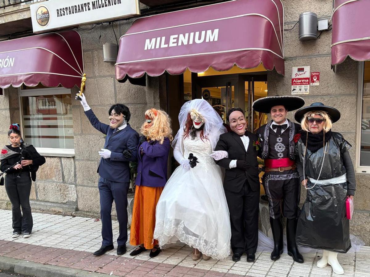 Na esquina superior esquerda, os protagonistas da Voda Entroideira xunto con algún dos asistentes. Ao lado dereito, a Queima do Meco de Lalín. Abaixo, na parte esquerda, un grupo de xenerais do Entroido de Arnois, e finalmente, á dereita, o Enterro do Salmón da Estrada.  |