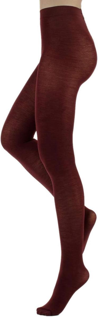 CALCETINES ROJOS  Lucía Páramo sabe dónde comprar los calcetines rojos  bonitos que son tendencia y que llevarás hasta con mocasines