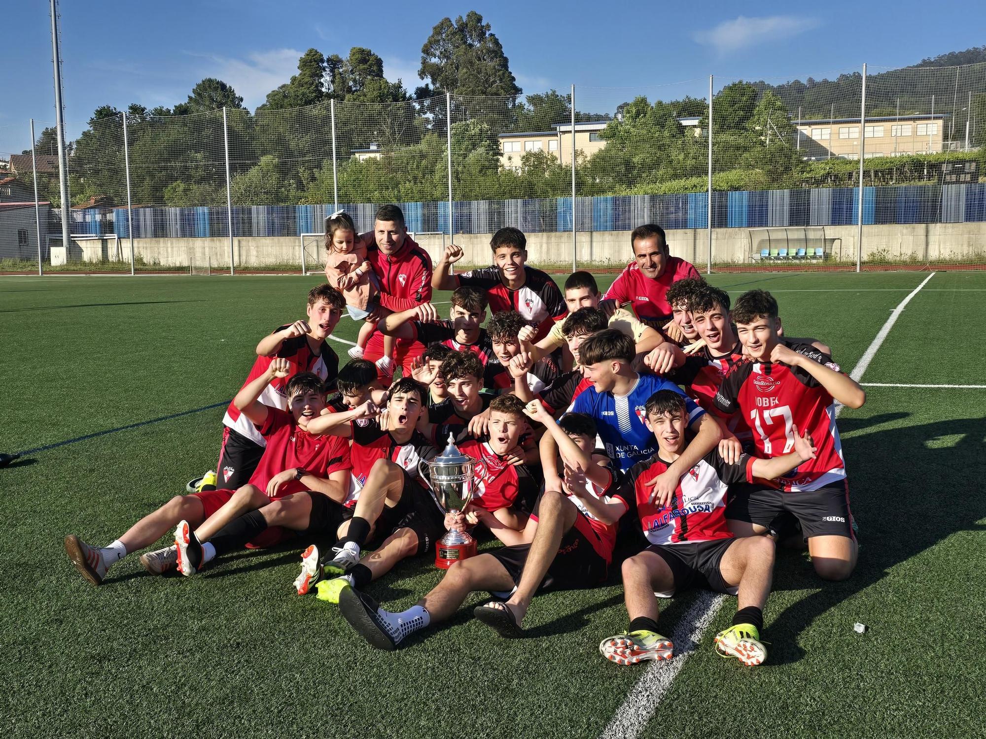 El Juvenil B del Arosa se proclama campeón de la Liga Gallega y logra así el ascenso directo a Liga Nacional tras vencer al Marín (0-3).