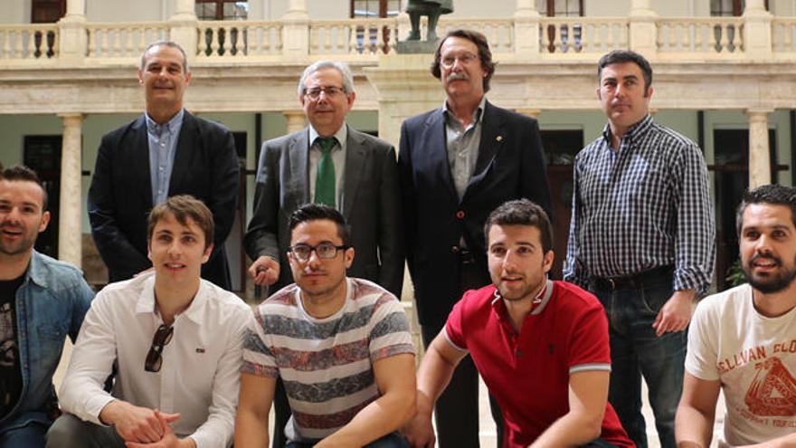 Organizadores y finalistas posan junto a la estatua de Lluís Vives en el edificio La Nau.