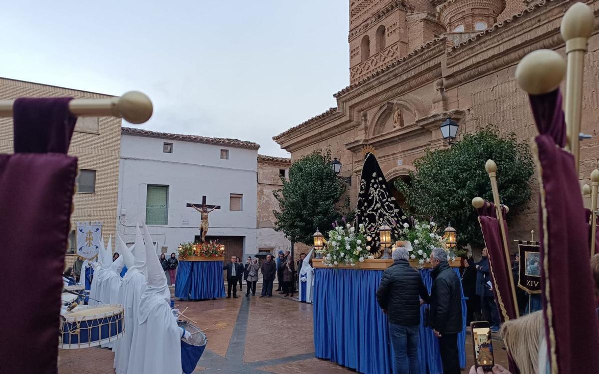 El Viernes Santo salió el Vía Crucis por las calles de Moyuela.  | SERVICIO ESPECIAL