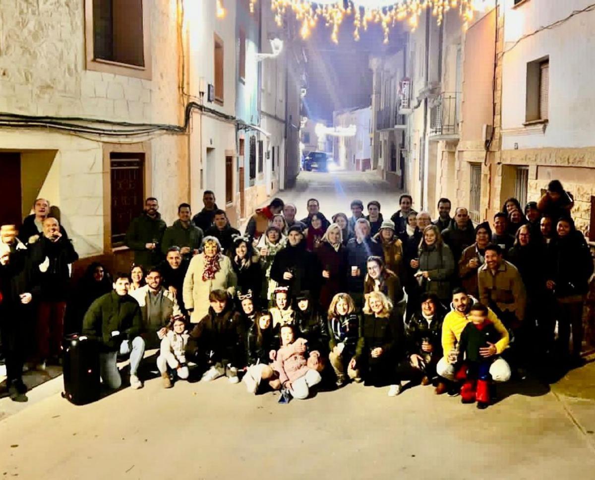 La Nochebuena arrancó con la ya imprescindible champanada en torno al peirón. | SERVICIO ESPECIAL