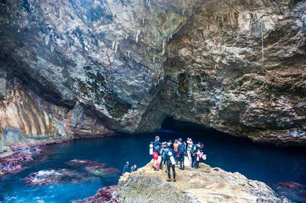 Buceadores preparándose para la inmersión en Saipán, en las Islas Marianas del Norte.