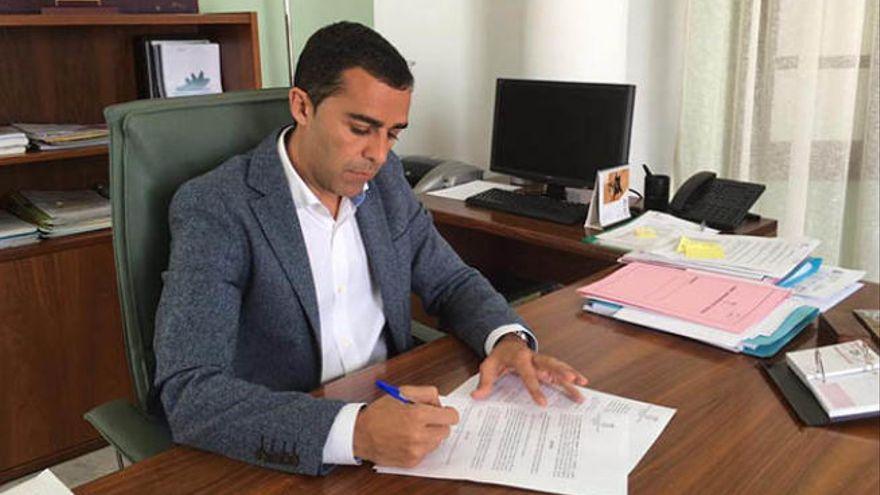 José Montelongo (PSOE), firmando su renuncia como alcalde de Arrecife el 25 de abril de 2016 tras su investigación en el &#039;Caso Montecarlo&#039;.