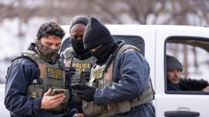 Agentes del ICE intentan confirmar el estatus migratorio legal de dos hombres tras detenerlos.