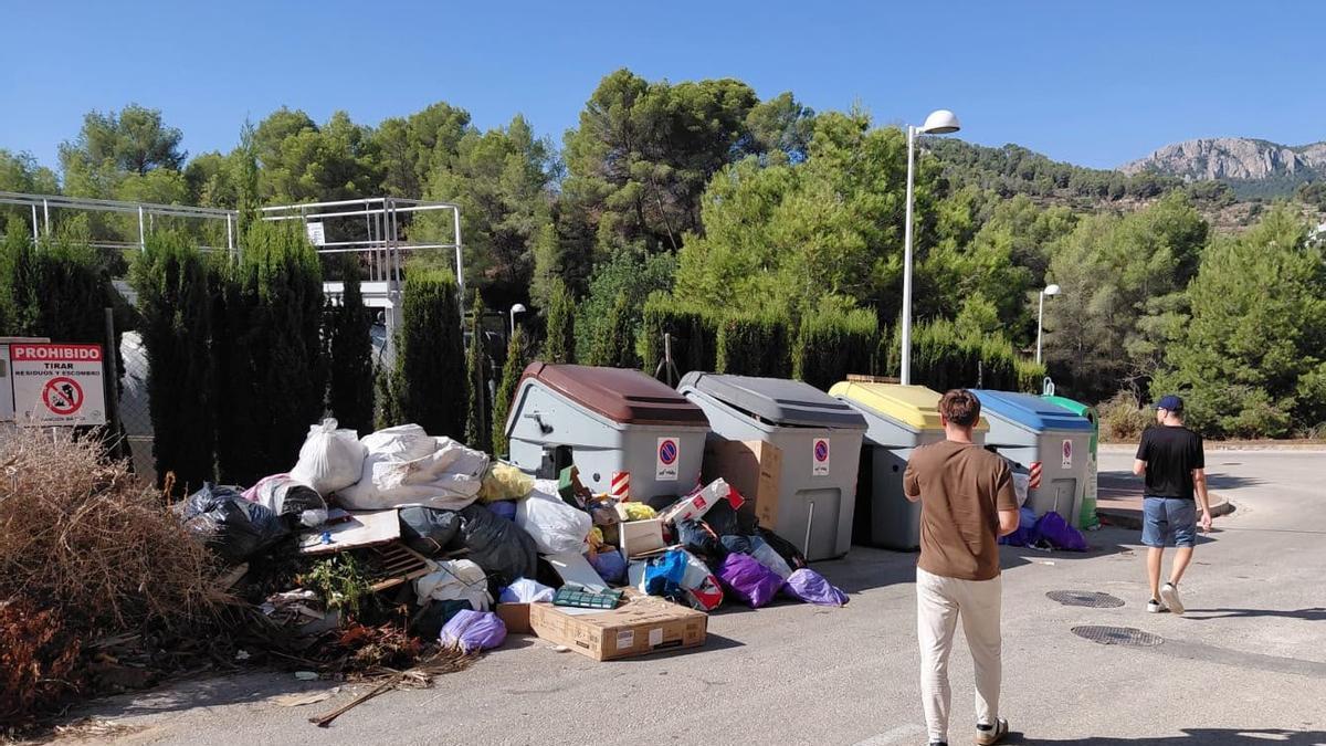 Uno de los puntos del diseminado de Calp donde se amontona aún la basura