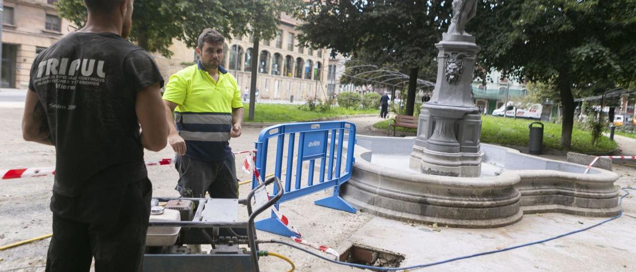 Operarios acometiendo reparaciones en el parque del Muelle, ayer por la mañana.