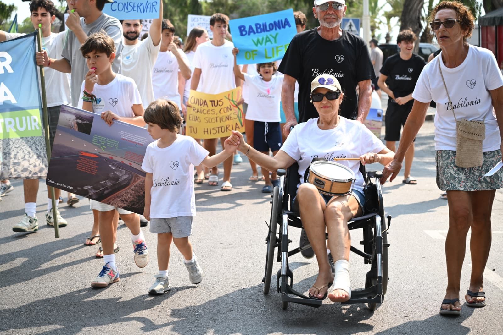 Protesta contra el derribo de las casas de la playa de Babilonia en Guardamar del Segura