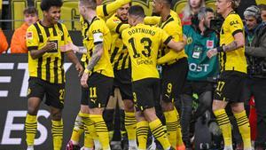 Los jugadores del Borrusia Dortmund celebran el gol de Sébastien Haller ante el Friburgo.