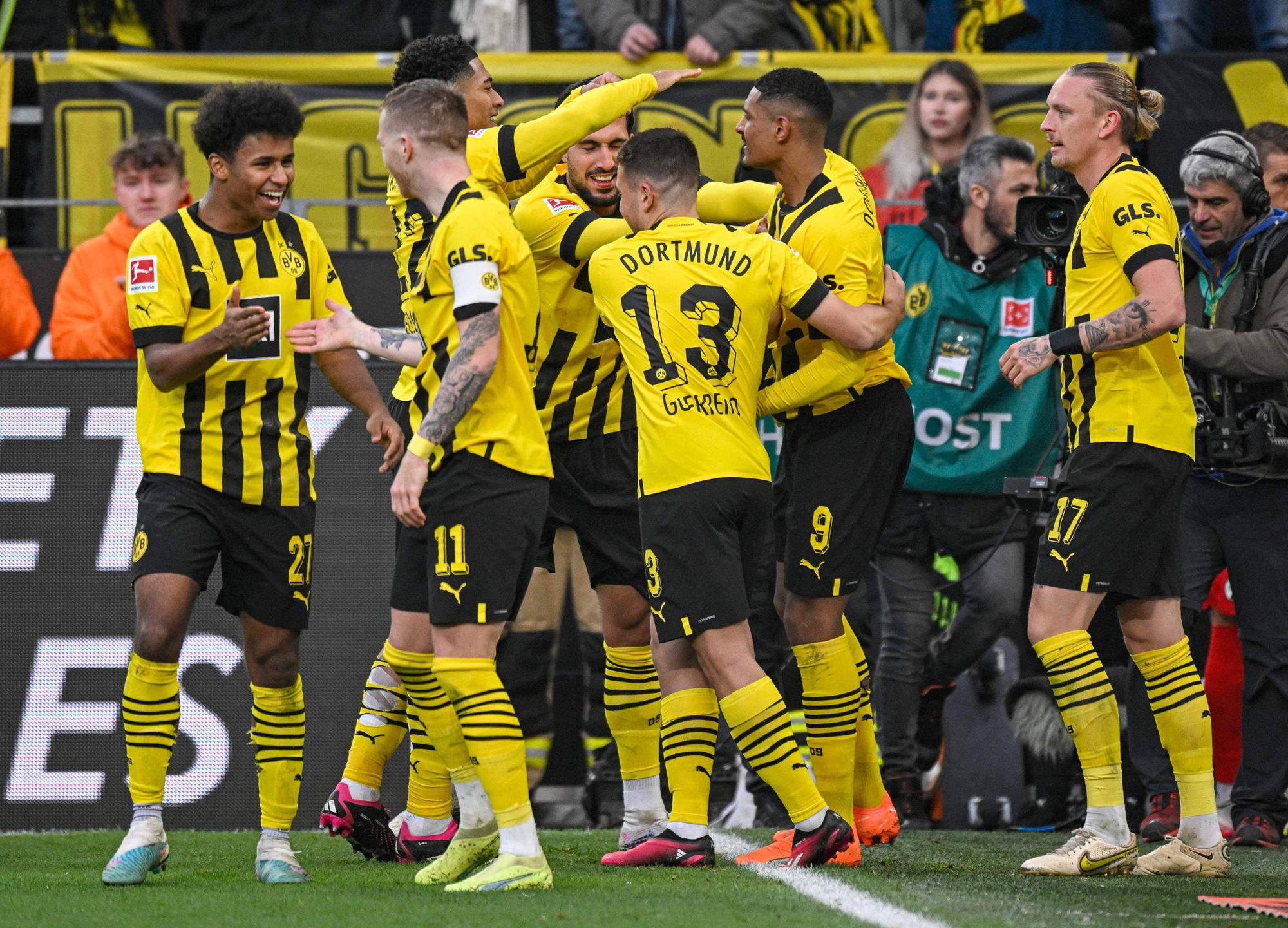 Los jugadores del Borrusia Dortmund celebran el gol de Sébastien Haller ante el Friburgo.