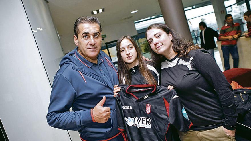 José Ramón Sandoval saluda a Ana Gutiérrez y a Andrea Menéndez, a su llegada al hotel.