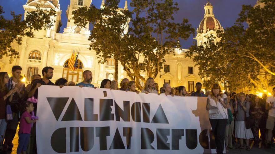 Concentración de València Ciutat Refugi en la Plaza del Ayuntamiento de Valencia.