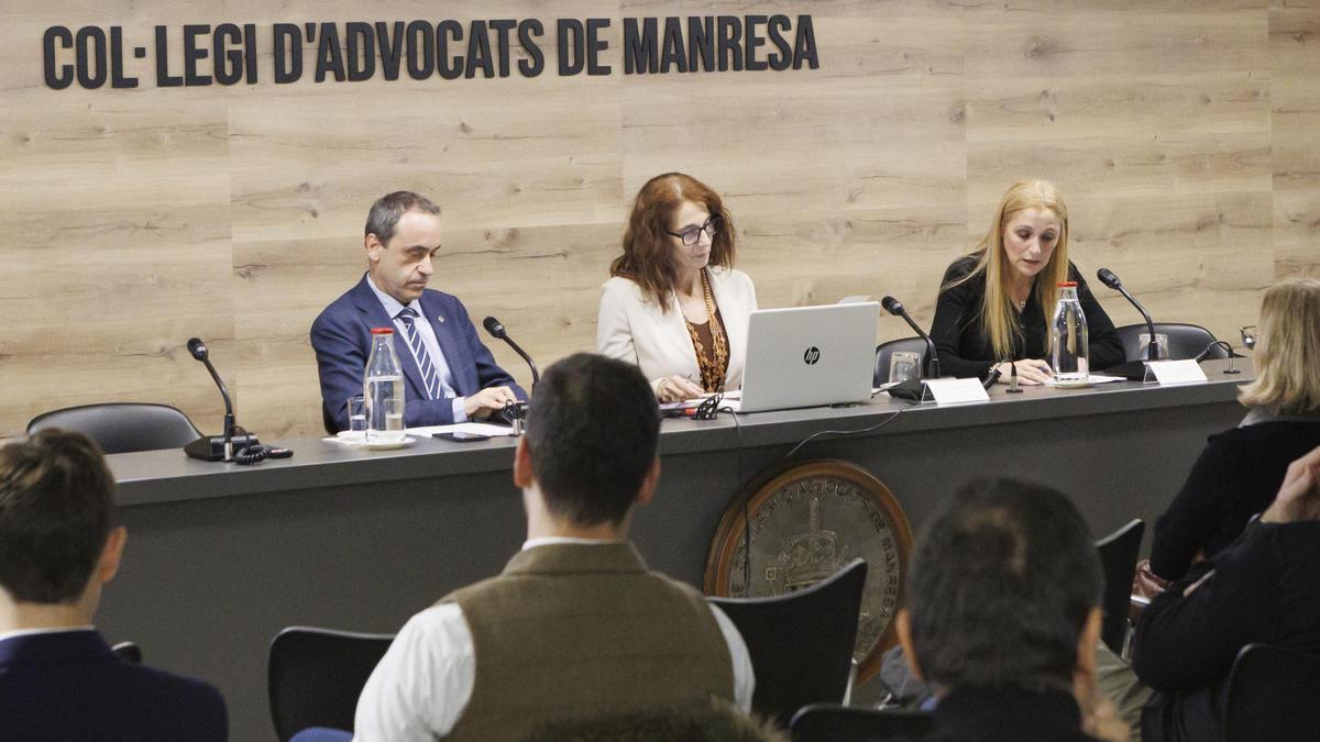 David Casellas, degà del Col·legi d'Advocats i, al mig, Iolanda Aguilar, secretària de l'Administració de Jústícia