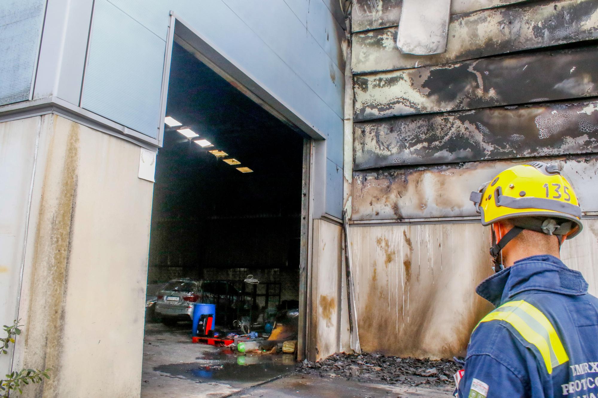 Un incendio afecta a una de las naves del antiguo Grupo Lito en Caldas