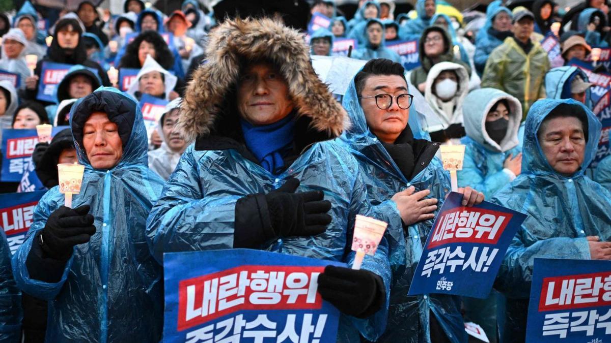 Ciutadans sud-coreans es concentren davant l’Assemblea Nacional per demanar la dimissió de Yoon Suk-yeol. | PHILIP FONG / AFP