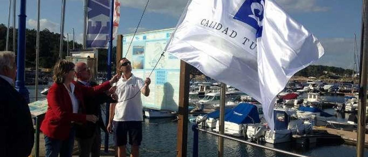 Uzadi de una bandera Q de calidad en el puerto deportivo de Pedras Negras- Club Náutico San Vicente do Mar, O Grove //Miguel Muñiz