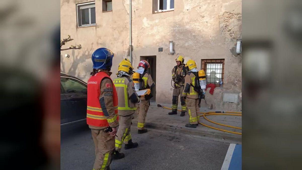 Los Bombers trabajan en la extinción del incendio en una casa de Caldes de Malavella.