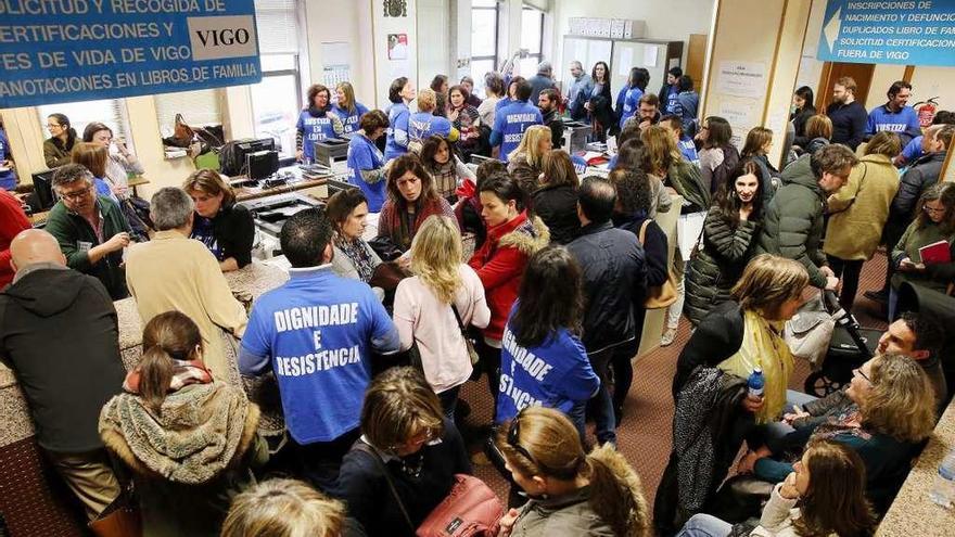 Un momento del encierro de los funcionarios en el Registro Civil, que concluyó apenas una hora después tras la orden de desalojo. // FdV