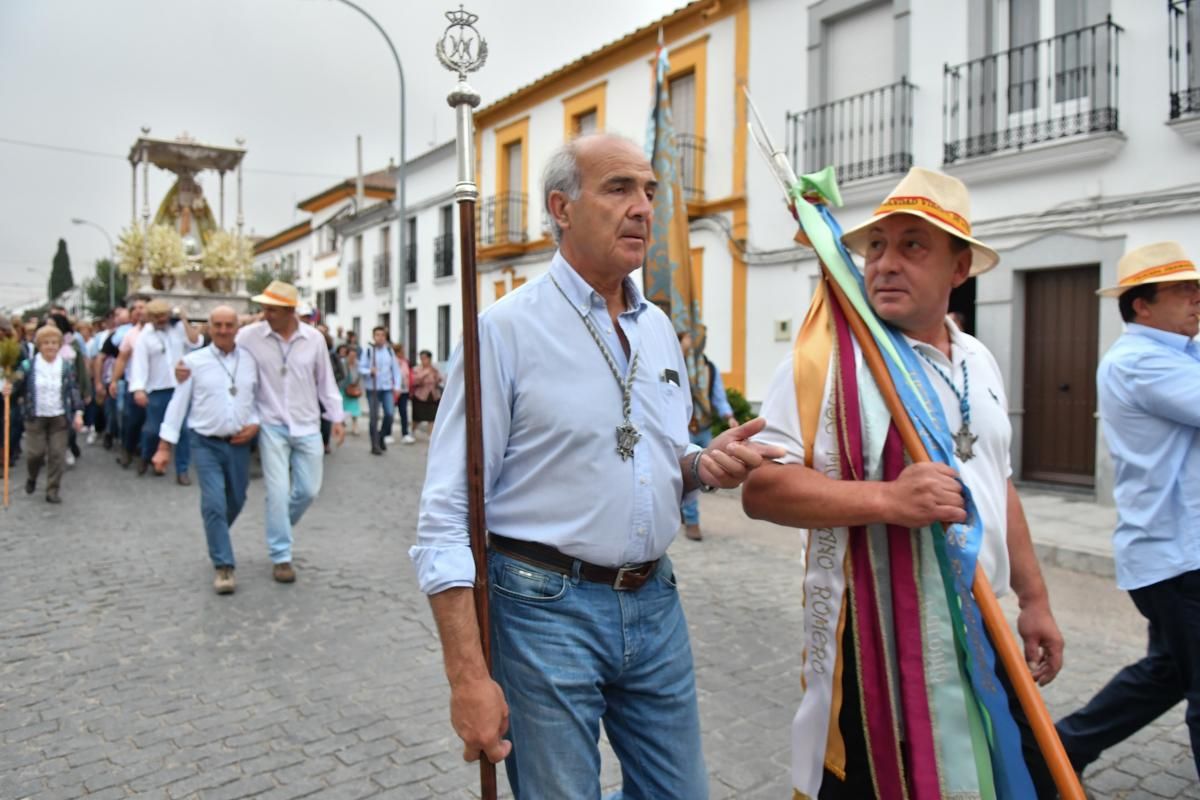 Los jarotes acompañan a la Virgen de Luna a su ermita