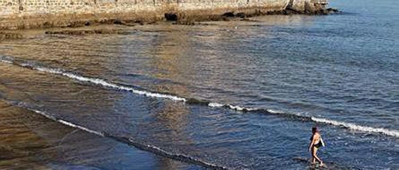 Carbón en la playa de San Lorenzo, cerca de San Pedro. | Juan Plaza