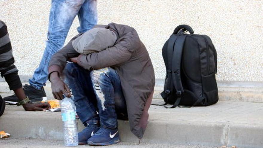 Un dels immigrants que han localitzat en un camió a La Jonquera.