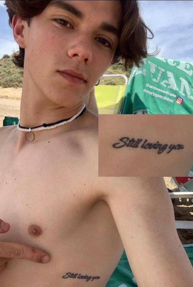 Antonio lleva tatuada el título de una canción de Scorpions, 'Still loving you'.