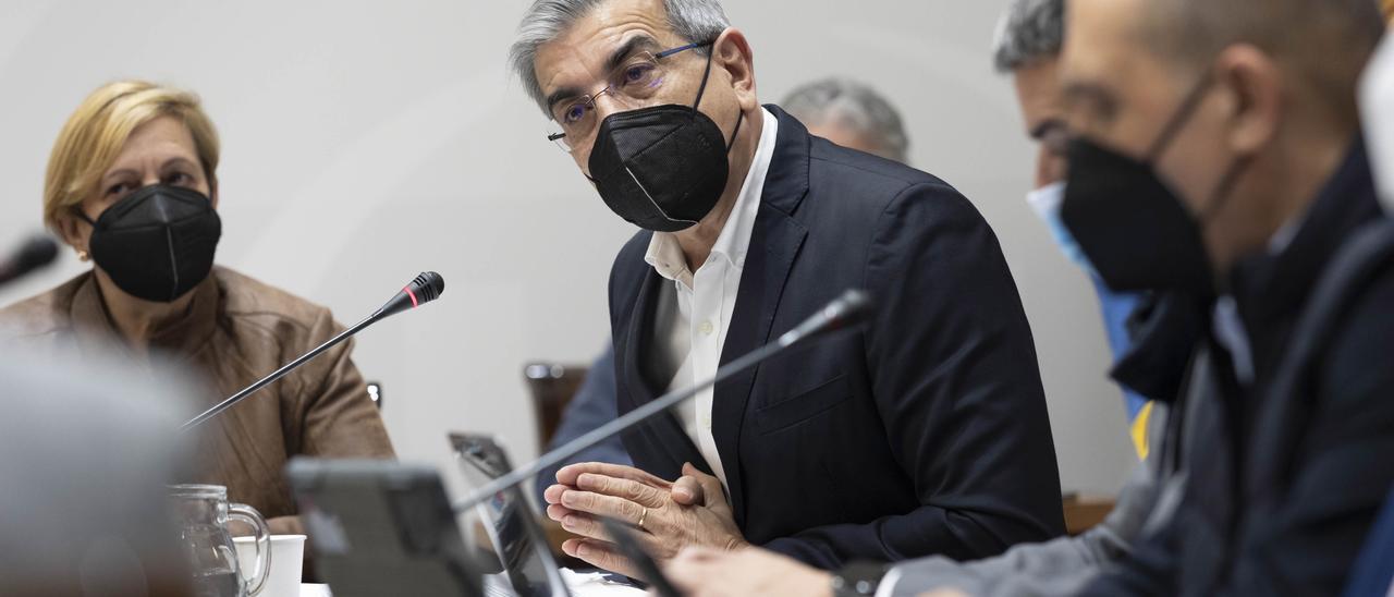 Román Rodríguez en la comisión de Hacienda del Parlamento.