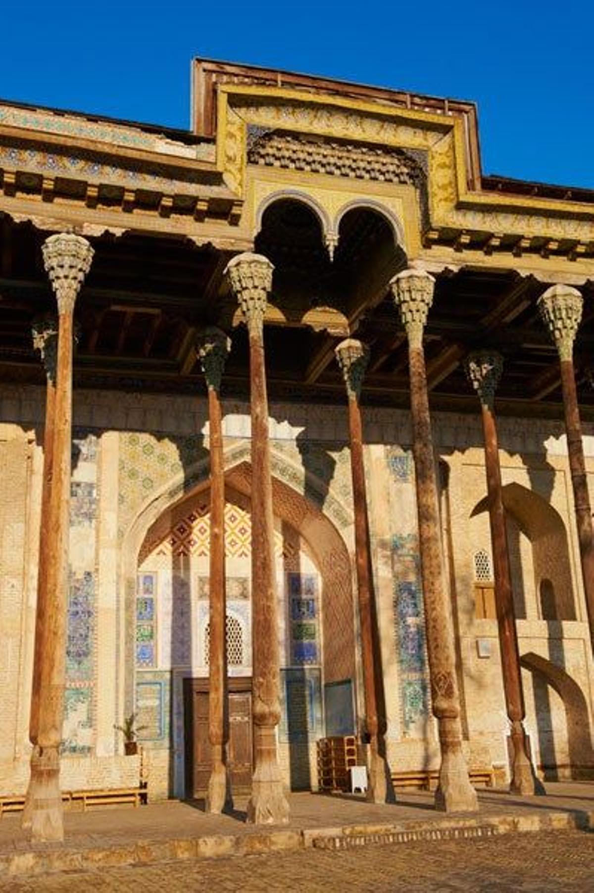 Fachada de la mezquita Bolo Hauz de Bukhara.