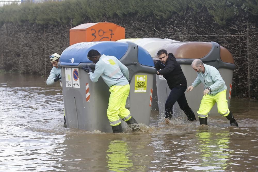 Retiren contenidors i cotxes de la zona inundada