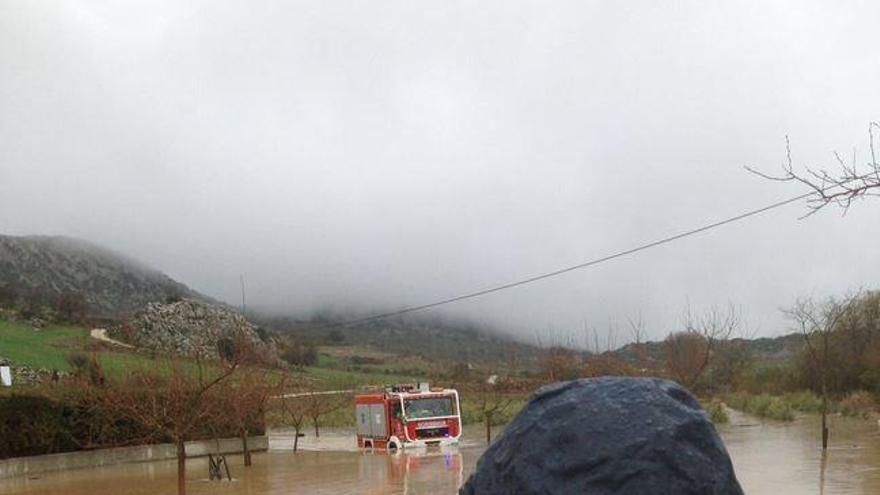 Rescatada una persona en Alfarnatejo atrapada en su vehículo en el río Sabar