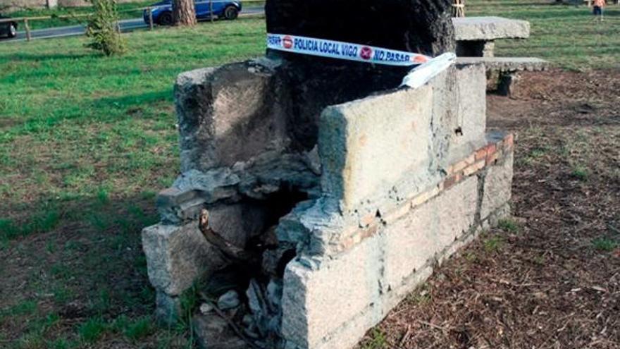 Uno de los asadores precintados. // Policía Local