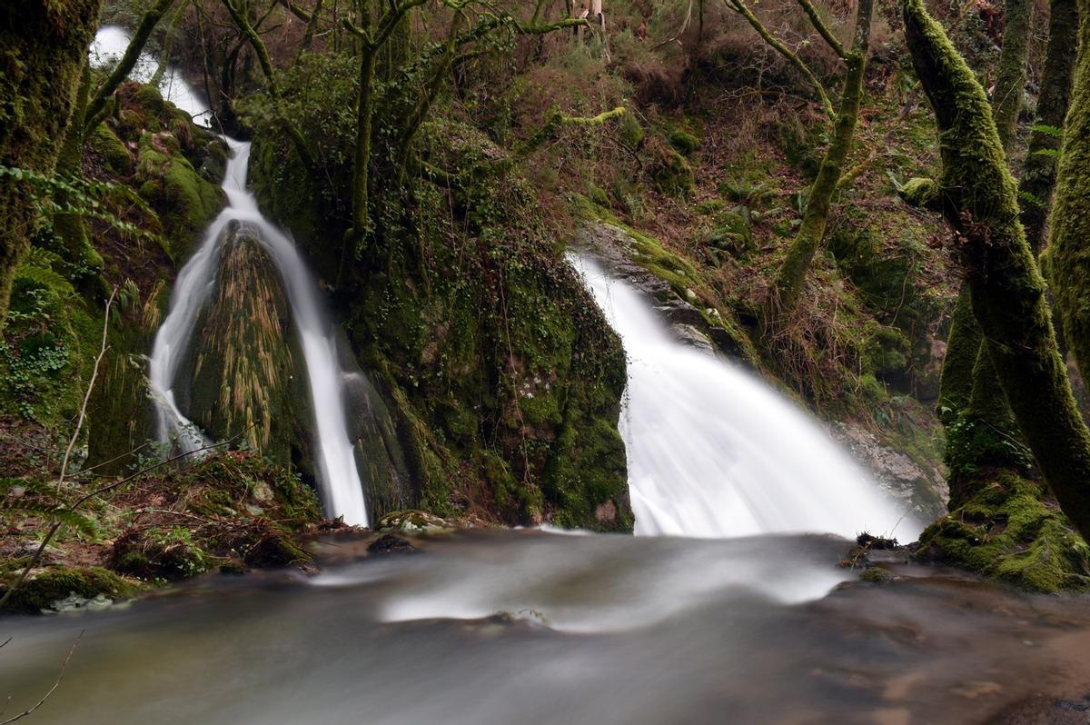 Así lucen con las crecidas las "fervenzas" de Parafita y Raxoi, en el río Valga.