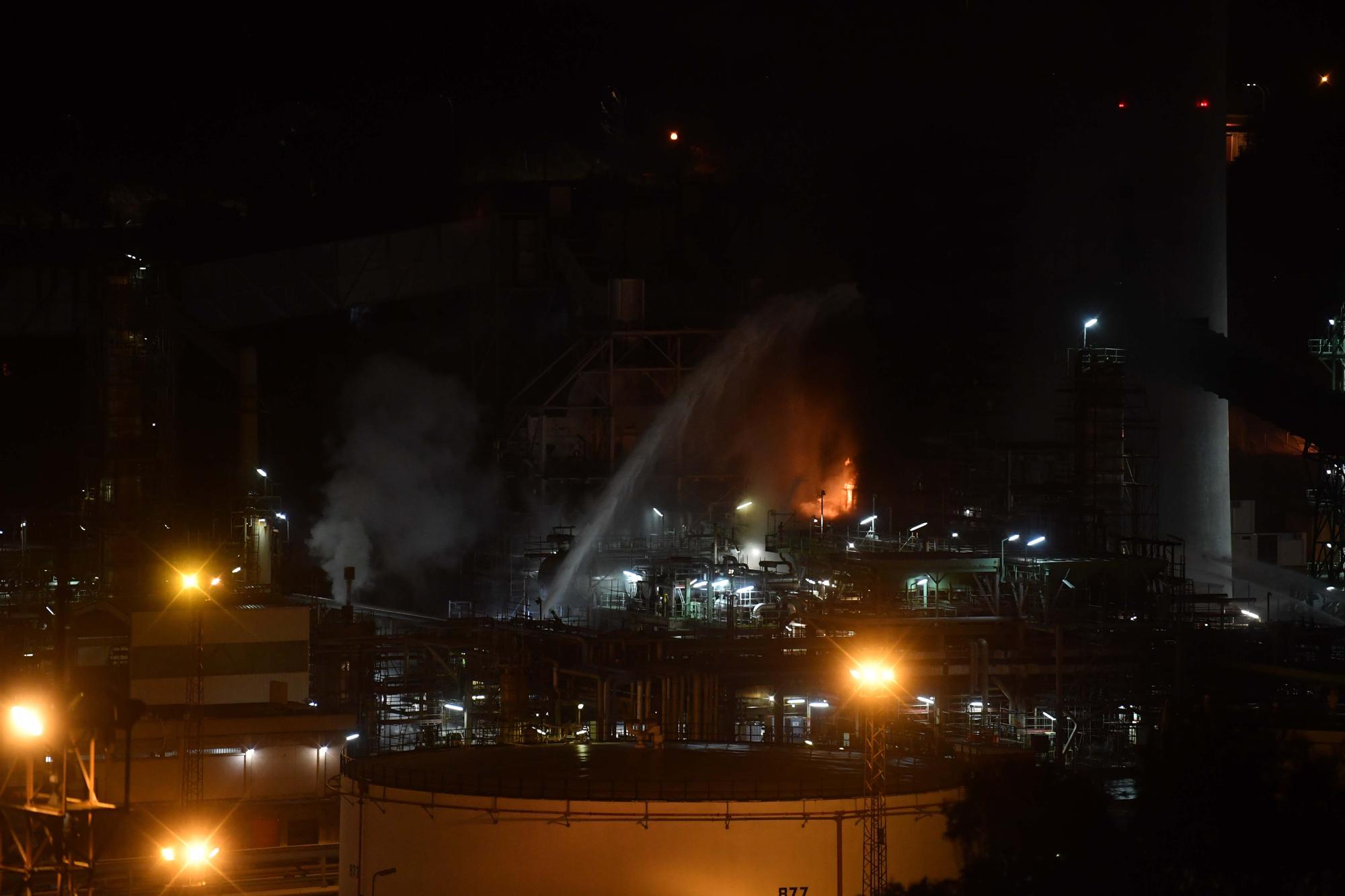 Fuego en la refinería de A Coruña