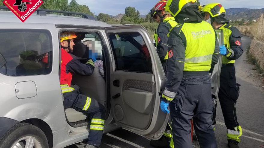 Los bomberos liberan de su coche a una mujer tras sufrir un accidente en Petrer