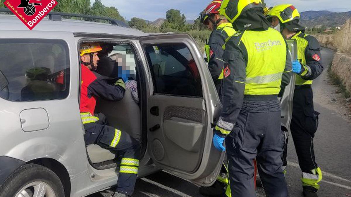 Liberada de su vehículo por los bomberos tras sufrir un accidente en Petrer.